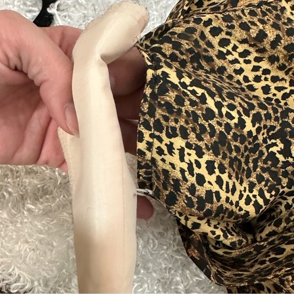 Vintage Fy2 Petite 100% Silk Blouse Button Down Leopard Print Padded Shoulders - Picture 6 of 8